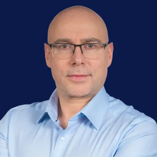 Zdjęcie portretowe Dariusza Wójtowicza.