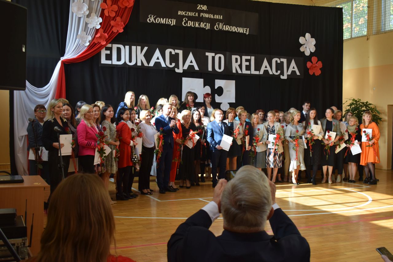 Nagrodzeni nauczyciele z dyplomami, kwiatami, w trakcie uroczystości Dnia Edukacji Narodowej w 2023 r.