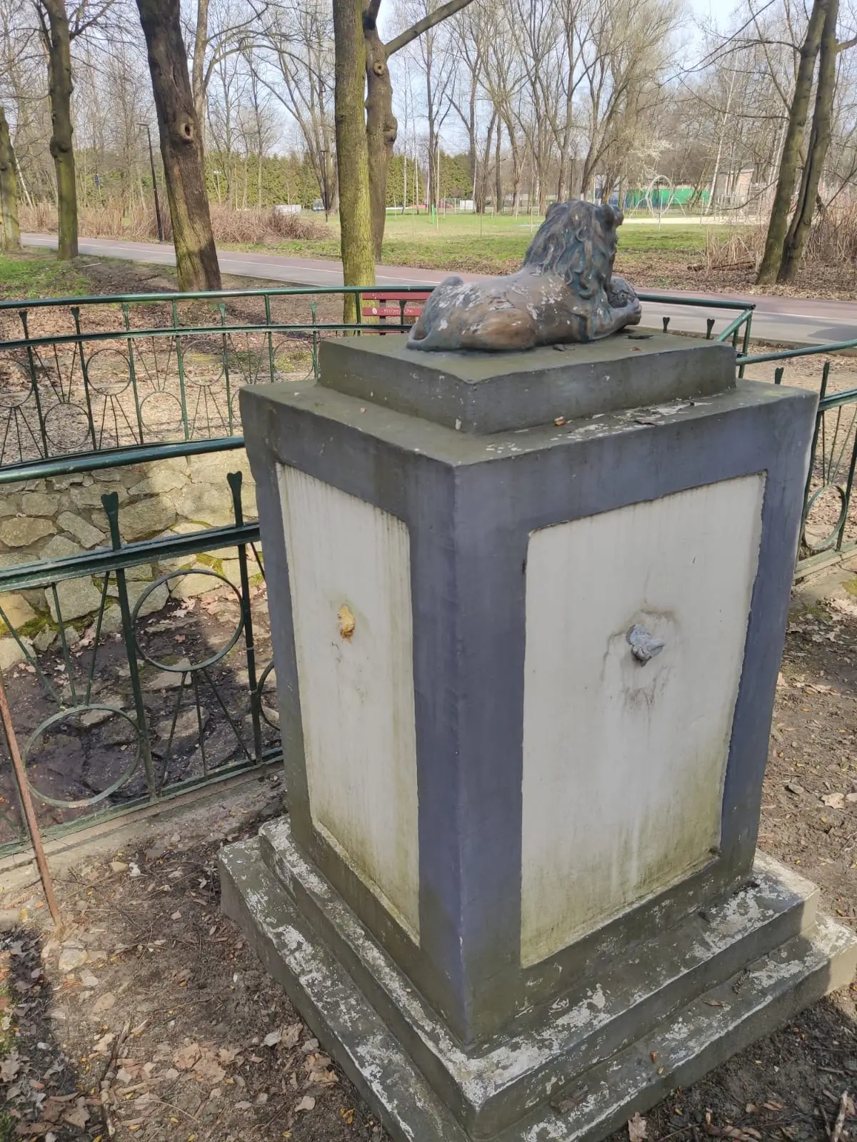 Po raz kolejny ktoś rozbił głowy lwów przy naszym źródełku.